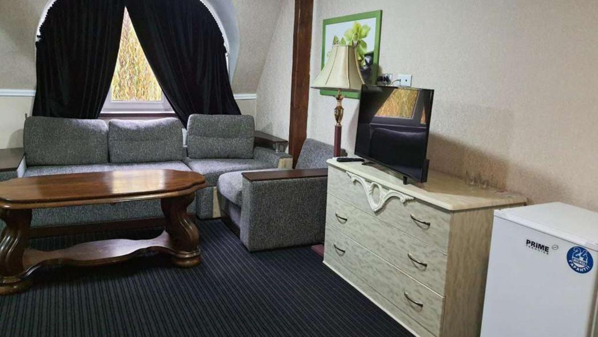 Leoton Chernivtsi Hotel Екстериор снимка