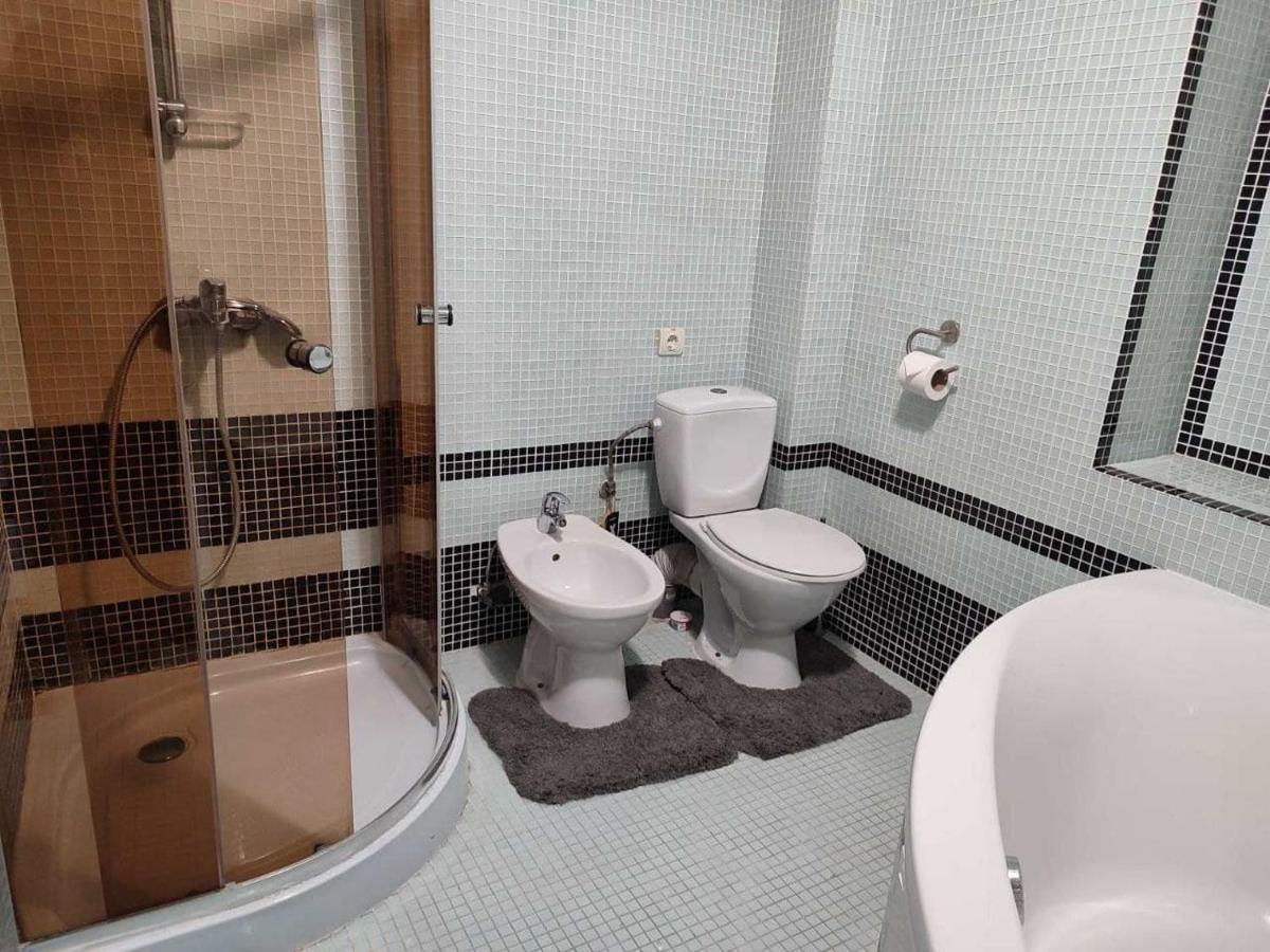Leoton Chernivtsi Hotel Екстериор снимка