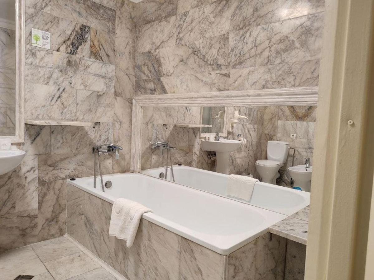 Leoton Chernivtsi Hotel Екстериор снимка