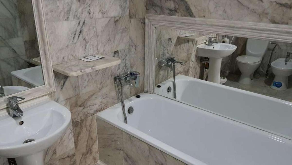 Leoton Chernivtsi Hotel Екстериор снимка