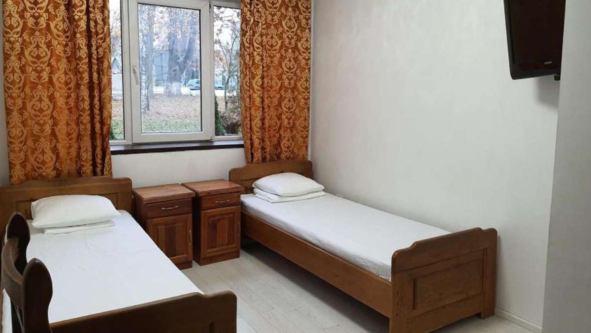 Leoton Chernivtsi Hotel Екстериор снимка