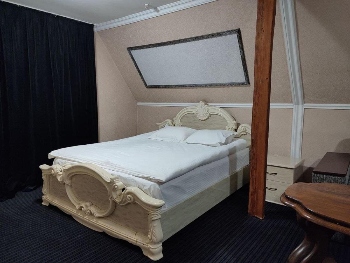 Leoton Chernivtsi Hotel Екстериор снимка