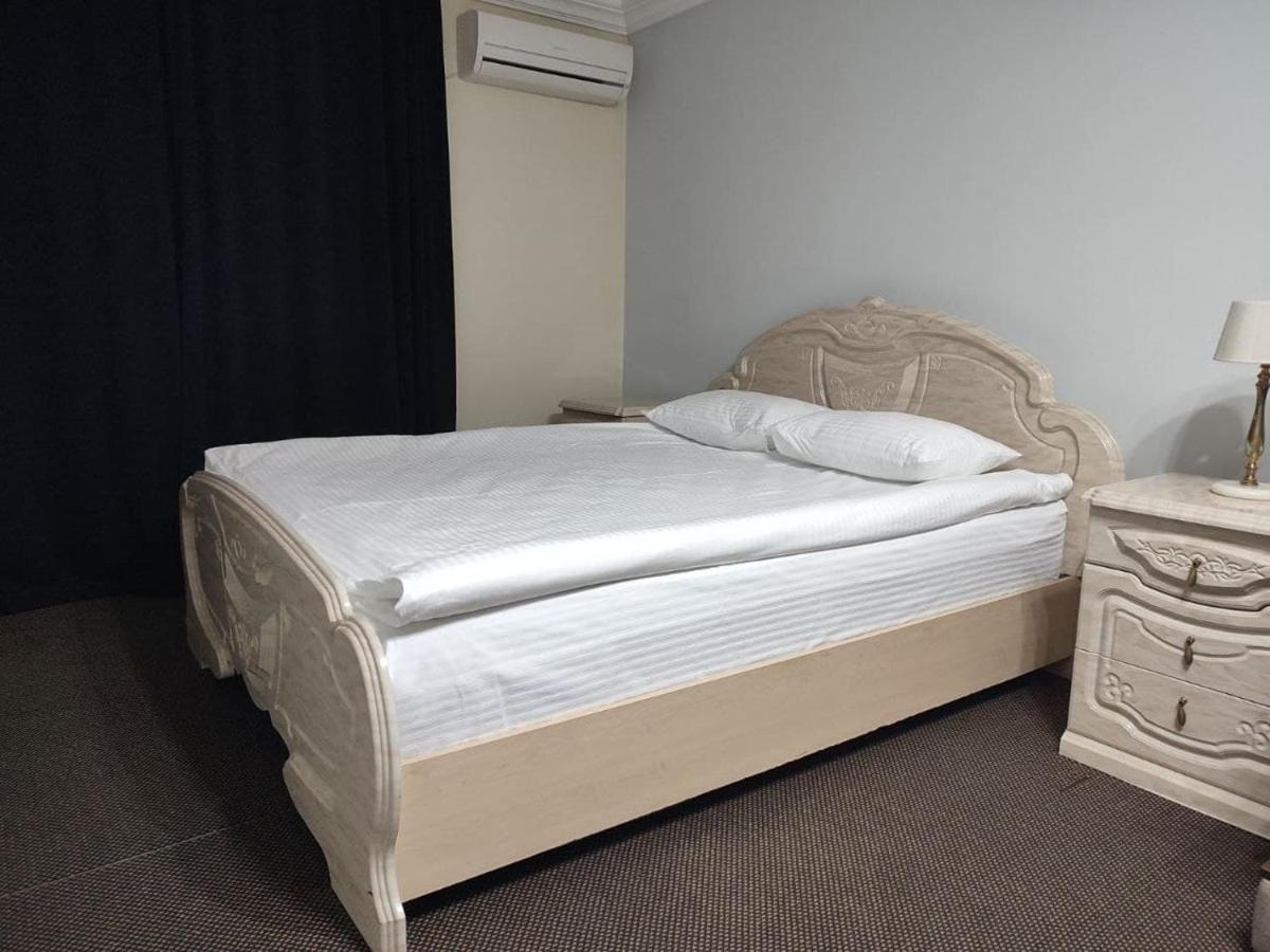 Leoton Chernivtsi Hotel Екстериор снимка