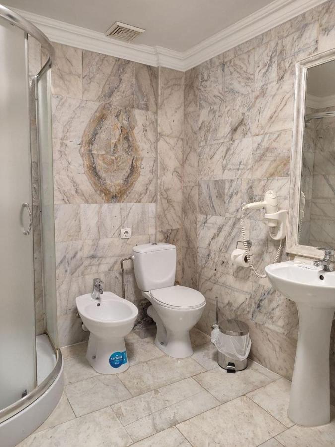Leoton Chernivtsi Hotel Екстериор снимка