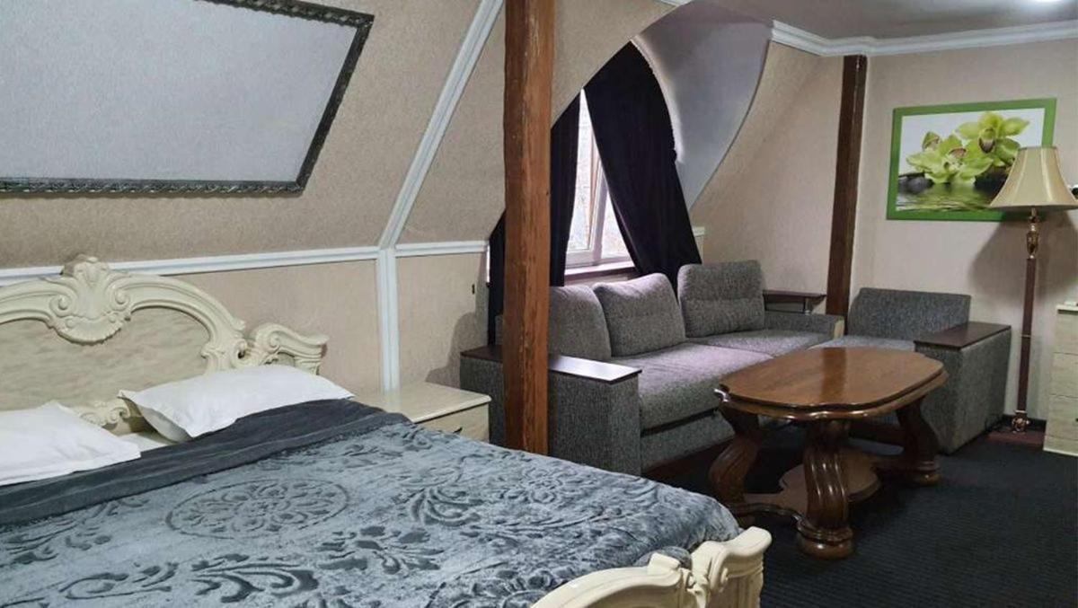 Leoton Chernivtsi Hotel Екстериор снимка
