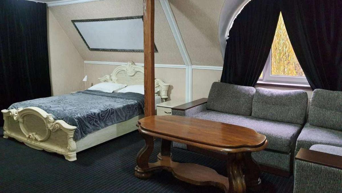 Leoton Chernivtsi Hotel Екстериор снимка