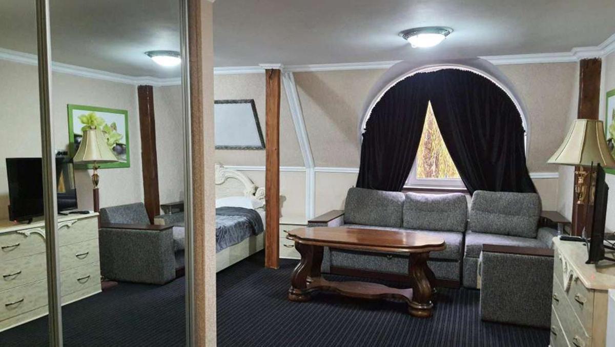 Leoton Chernivtsi Hotel Екстериор снимка