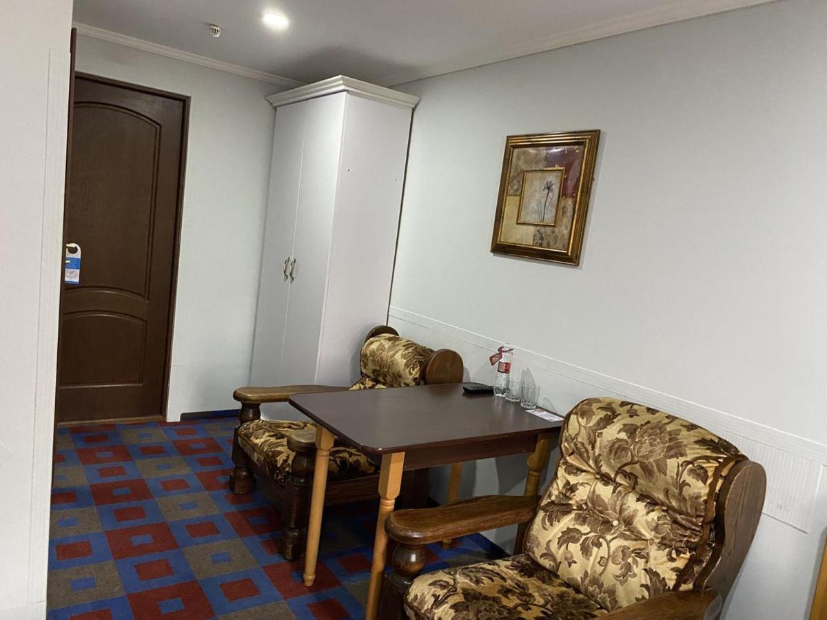 Leoton Chernivtsi Hotel Екстериор снимка