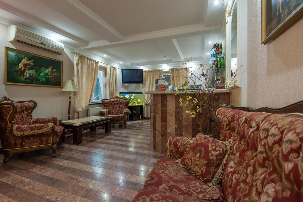 Leoton Chernivtsi Hotel Екстериор снимка