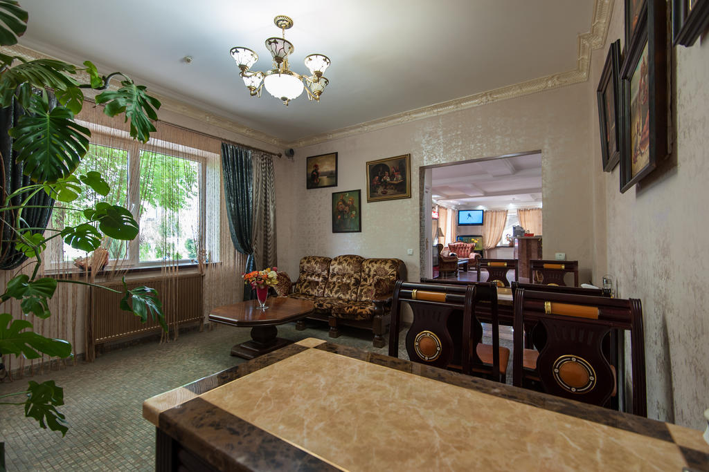 Leoton Chernivtsi Hotel Екстериор снимка